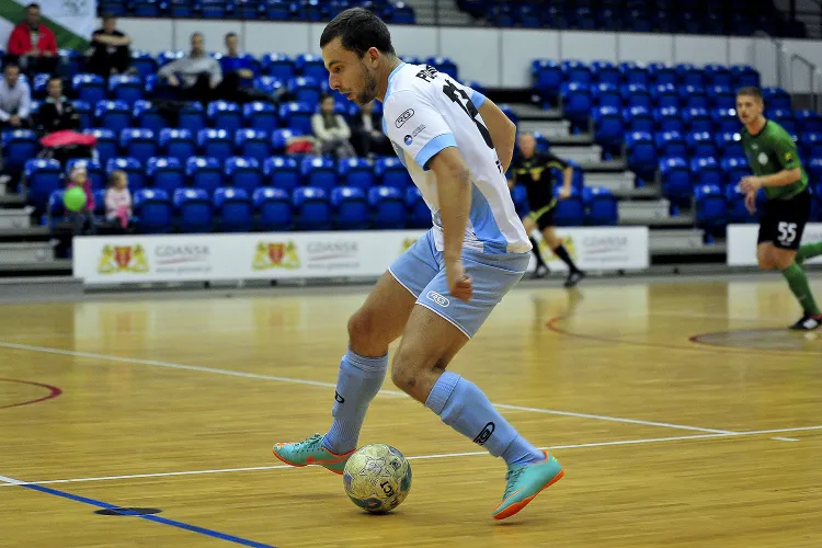 Futsaliści AZS UG nie składają broni w walce o utrzymanie w ekstraklasie. Na zdjęciu Tomasz Poźniak, zdobywca jednej z bramek w meczu z Red Devils Chojnice.