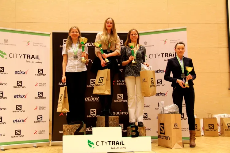 Końcowe podium klasyfikacji kobiet City Trail 2014/15: od lewej Małgorzata Tuwalska, Kamila Lulińska, Elżbieta Tuwalska i Magdalena Gańska.