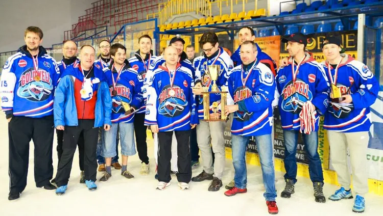Zespół hokeistów TH Goldwell Gdańsk z pucharem za 3. miejsce w mistrzostwach Polski amatorów.