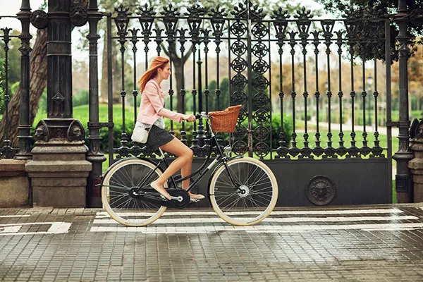 Użytkowniczki miejskich rowerów chętnie wybierają wiklinowe kosze.