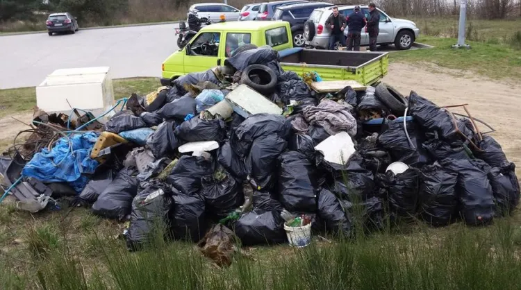 Podczas sprzątania okolic Wróbla Stawu w minioną sobotę mieszkańcy zebrali dosłownie górę śmieci. 