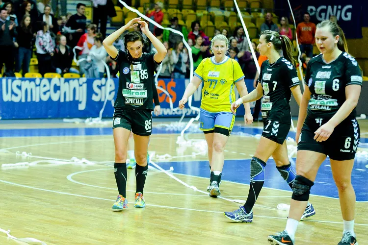 Po meczach w Gdyni z dwoma zwycięstwami schodziły piłkarki ręczne Vistalu. Katarzyna Kołodziejska (pierwsza z lewej) zapewnia, że Start nie rezygnuje z powrotu do hali przy ul. Górskiego na piąty mecz półfinałowy. 