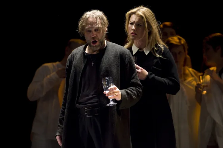 Otello (Jacek Laszczkowski) na tle pozostałych wyróżnia się porywczym charakterem i czarnym strojem (w taki też ubiera swoją żonę). Kocha Desdemonę (Katarzyna Hołysz) pełnym namiętności, ale pozbawionym zaufania uczuciem. 