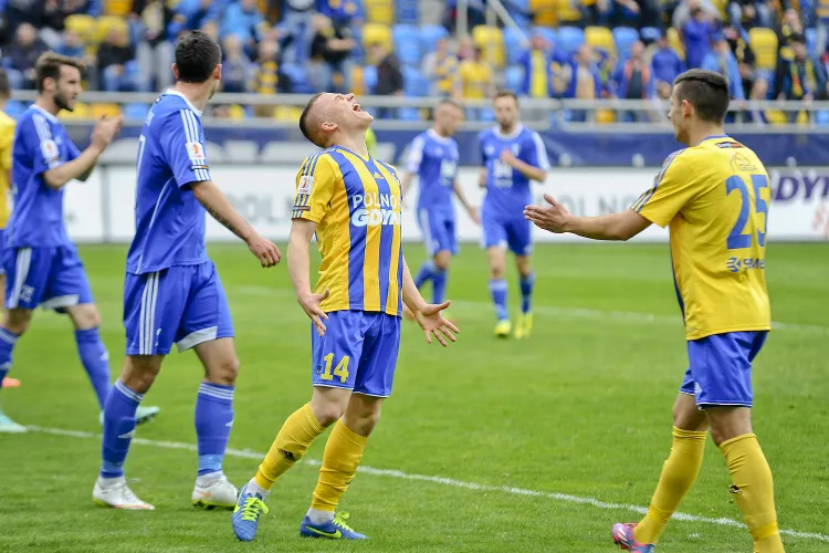 Michał Nalepa (w środku) miał najlepszą okazję na gola w pierwszej połowie. 