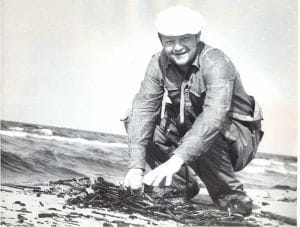 Aktor Jan Kociniak zbierający bursztyn na plaży w Orlinkach.
