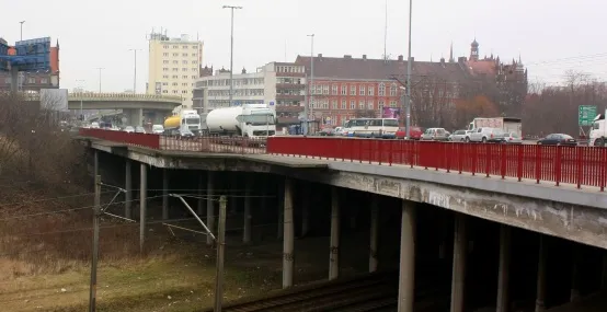 Już podczas budowy wiaduktu w latach 70. pozostawiono miejsce na przystanek Śródmieście. Prace nad jego budową i przedłużeniem linii kolejowej rozpoczną się dopiero w przyszłym roku.