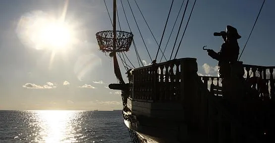 Statki Hanzy i piraci spotkają się tuż po zachodzie słońca, 600 metrów od Bulwaru Nadmorskiego.  Mordercze starcie będzie można bezpiecznie oglądać z brzegu.