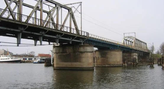 W połowie 2012 r. most nad Martwą Wisłą przestanie służyć kolejarzom - zostanie rozebrany. Powstanie tam nowy obiekt, po którym będą mogły poruszać się jednocześnie dwa pociągi.