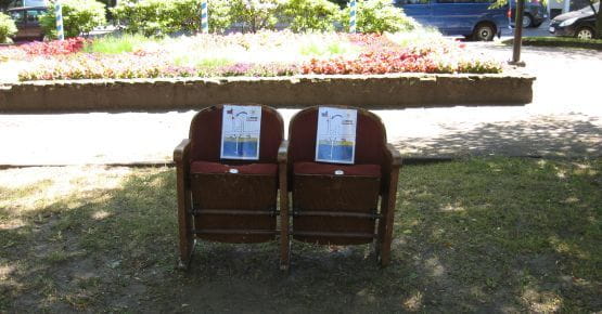 Takie krzesła, jak te przed Urzędem Miasta Sopot, można zobaczyć w 27 punktach Sopotu. Wszystkie posiadają prowizoryczną mapkę z lokalizacją Sceny Kameralnej w Sopocie.