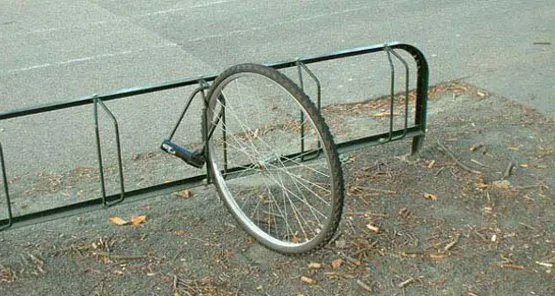 To skutek nieodpowiedniego przypięcia roweru...