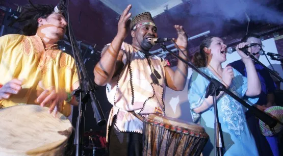 Na festiwalu zagra lubiany przez trójmiejskich fanów reggae i etno zespół Ikenga Drummers.