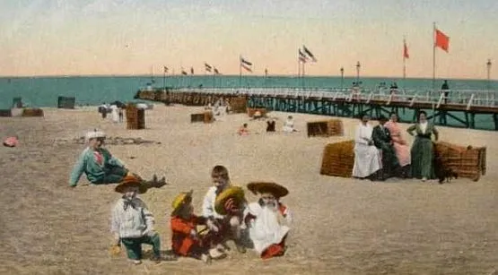 Plaża i molo w Jelitkowie na początku XX wieku.