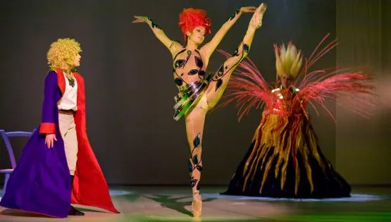 Prawdziwą ozdobą "Małego Księcia" Teatru Muzycznego w Gdyni jest postać Róży (Vilde Valldal Johannessen, po środku), poruszająca się krokiem inspirowanym tańcem klasycznym, przyciąga uwagę i zachwyca nie tylko Małego Księcia (Eliza Kujawska, z lewej).