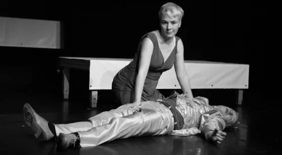 Dwa wcielenia Marilyn Monroe w sopockim spektaklu - Sywia Góra Weber i Grzegorz Sierzputowski.