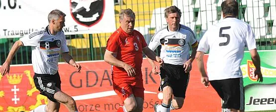 Marek Motyka (rocznik 1958), mimo że należał do grona najstarszych biało-czerwonych, rozpoczął mecz na lewej stronie defensywy.