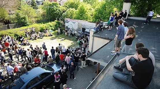 Każde kolejne wydarzenie na Streetwaves gromadziło coraz więcej ludzi. Na zdjęciu koncert zespołu Sound of Pixies na Podwórku Wojewódzkiej i Miejskiej Biblioteki Publicznej w Oliwie.