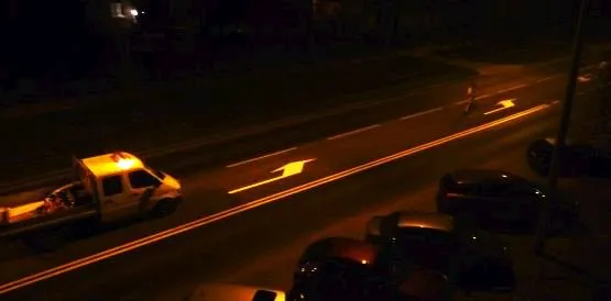 Drogowcy nocą wymalowali znaki poziome na jezdni ul. Kartuskiej. Efekty był mizerny.