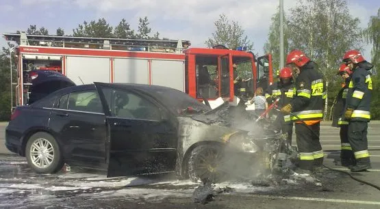 Mimo szybkiej interwencji strażaków Chrysler spłonął.