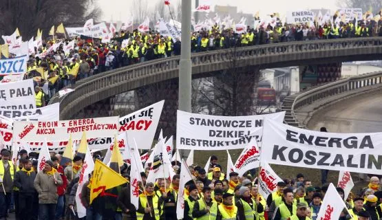 Zeszłoroczna manifestacja pracowników Grupy Energa pod siedzibą centrali spółki zmieniła się w pochód, który przeszedł ulicami Gdańska.