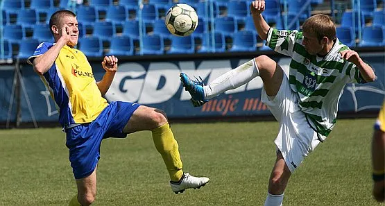 Młodzi piłkarze Arki i Lechii w tym sezonie rywalizują o pozycje w dolnej części tabeli