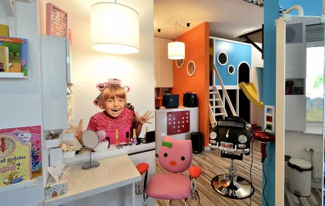 "Kolorowe czuprynki", czyli fryzjer stworzony z myślą o najmłodszych klientach, to miejsce wyjątkowe, w którym dziecko może robić wiele ciekawych rzeczy.