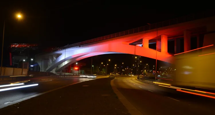 W majówkowe noce iluminowany na biało-czerwono będzie m.in wiadukt PKM w ciągu ul. Słowackiego.