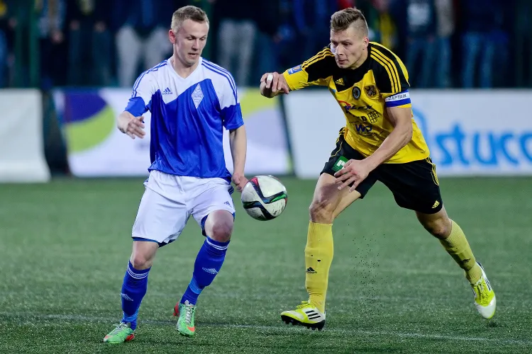 Średnio jeden gol na każdy z dziewięciu rozegranych meczów. Tak po sobotnim spotkaniu z Astrą Ustronie Morskie prezentuje się strzelecki dorobek Mateusza Kuzimskiego (z lewej) w III lidze dla Bałtyku Gdynia.