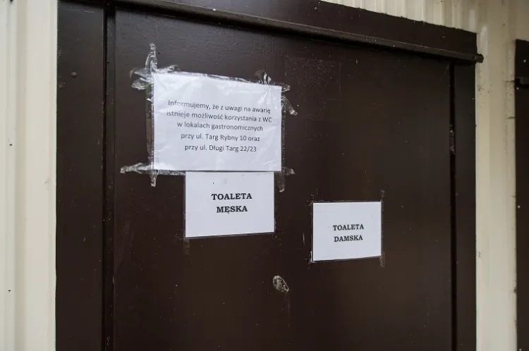 Informacja wywieszona na drzwiach toalety na skrzyżowaniu ul. św. Ducha i ul. Mydlarskiej.