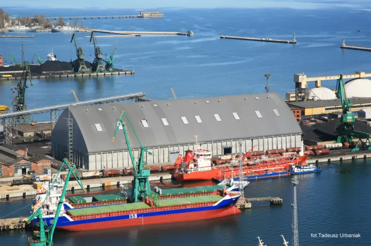 Nowy magazyn składa się z czterech komór żelbetowych o łącznej pojemności 60 tys. ton śruty sojowej i ma zwiększyć potencjał składowy Morskiego Terminalu Masowego Gdynia o 100 proc.