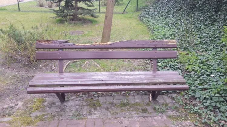 Zniszczone ławki to jedna z wielu uwag na temat stanu placów zabaw w Gdyni.