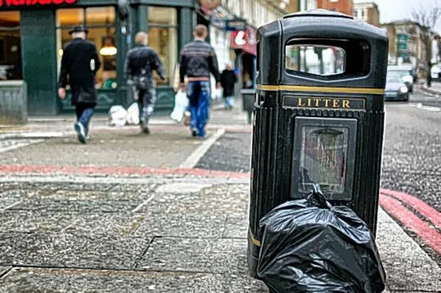 Nawet najbanalniejsze elementy miejskiej infrastruktury mogą być niebanalnie zaprojektowane. Kosz na śmieci w Londynie...