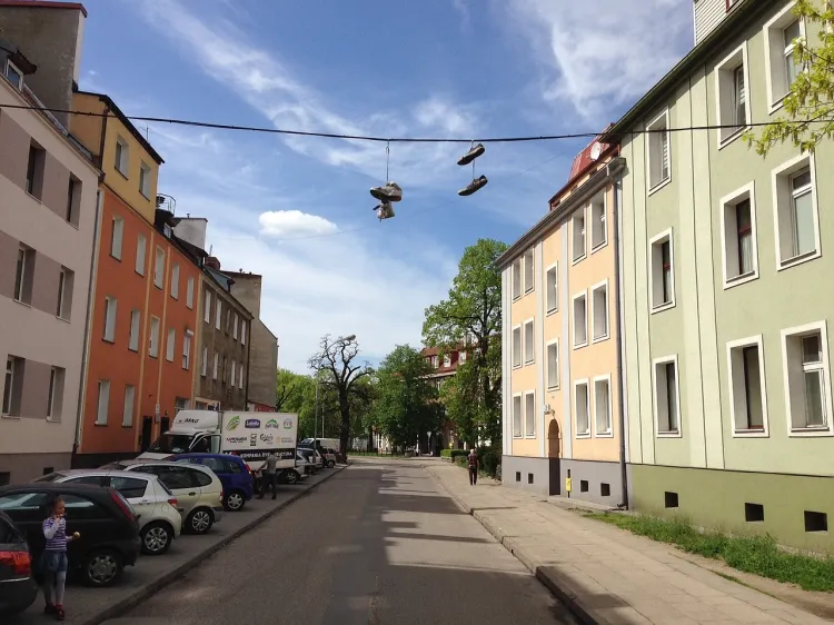 Nad ulicą Mickiewicza do niedawna wisiała jedna para butów. Teraz wiszą dwie. Sprawę zgłosiliśmy Pogotowiu Energetycznemu.