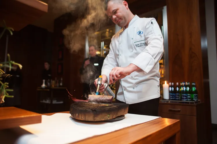 Szef kuchni Mercato, Adam Woźniak, przygotowuje dania hołdujące trendowi kulinarnemu "Farm to Table", czyli prosto od producenta na stół.