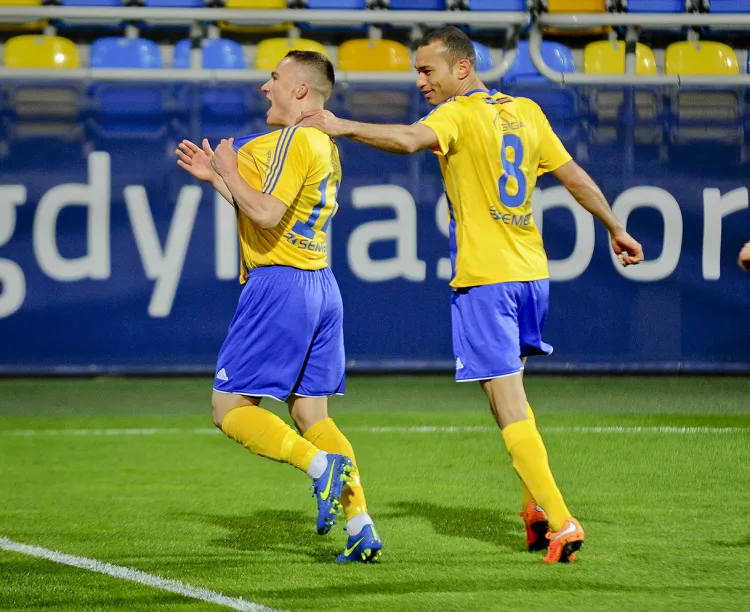 Michał Nalepa (z lewej) obok Marcusa (nr 8) może być największy wygranym tego sezonu w Arce. Oboma piłkarzami interesują się kluby ekstraklasy. 