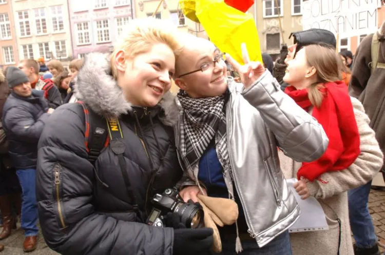 Marsz Równości z 2005 roku w Gdańsku zaczął się miło, a skończył obrzuceniem jego uczestników jajkami i atakiem chuliganów na policję.