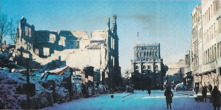 Gdańsk zamieniony w morze gruzów. W takich oto warunkach Polacy musieli na nowo zorganizować życie w mieście. Na zdjęciu ul. Długa w styczniu 1946 roku.