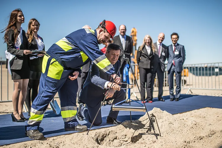 Janusz Piechociński, wicepremier i minister gospodarki, oficjalnie zainaugurował rozpoczęcie budowy nowego terminalu. Ukończenie finansowanej w kwocie 200 milionów euro inwestycji zaplanowane jest na trzeci kwartał 2016 roku.