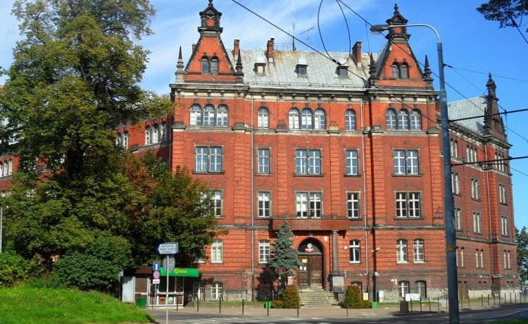 Budynek przy ul. 3 Maja w Gdańsku powstał jako koszary pruskich pionierów, potem został przekształcony w szkołę wojskową, a dziś mieszczą się w nim siedziby kilku urzędów.