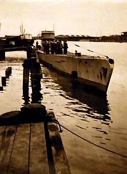 Niezidentyfikowany u-boot na nabrzeżu w Nowym Porcie. Fotografię wykonano 24 kwietnia 1941 roku.