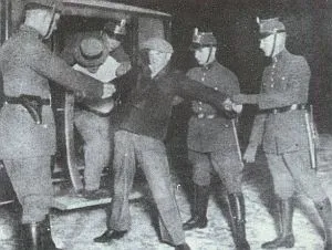 Gdańscy policjanci zatrzymują podejrzanego. Zdjęcie wykonane prawdopodobnie w latach 30. XX wieku.