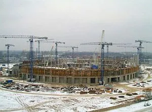 Na zaśnieżonym placu budowy w Letnicy cały czas trwają prace budowlane.