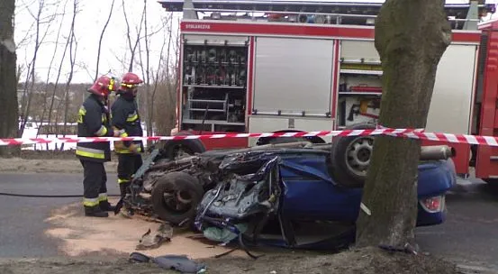 W Gdyni doszło do dwóch wypadków. W jednym z nich samochód rozbił się na drzewie.