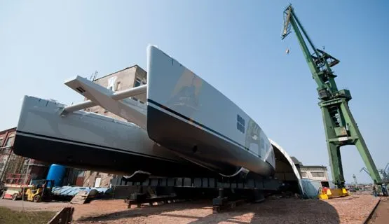 Kadłub gigantycznego katamarana żaglowego Sunreef 102 Double Deck Ipharra zwodowano w stoczni Sunreef Yachts w Gdańsku.