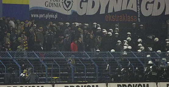 Policja nadal ściga "zadymiarzy" z listopadowych meczów przy ul. Olimpijskiej w Gdyni.