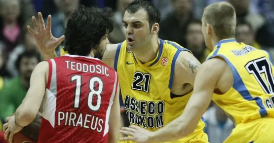 Gdynia podziękowała koszykarzom Asseco Prokom za historyczny sukces w Eurolidze, mimo że do Final Four awansował Olympiakos Pireus.