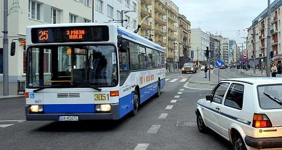 W centrum problemu z wsiadaniem do autobusów i trolejbusów już nie ma, ale w dzielnicach Gdyni czeka jeszcze drogowców sporo pracy.