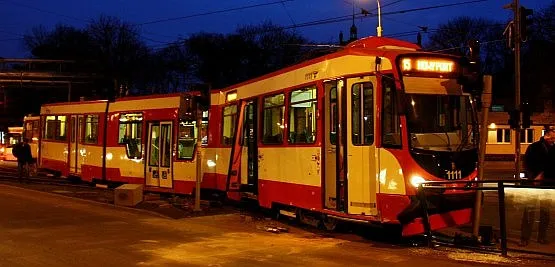 Zmodernizowany "Dortmund" po wykolejeniu wbił się w sygnalizator świetlny oraz barierki na przystanku tramwajowym.