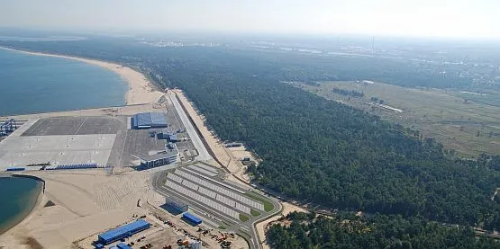 Gdański port i władze miasta od dawna szukają inwestora, który stworzyłby na zapleczu Głębokowodnego Terminalu Kontenerowego(DCT) centrum logistyczne. Nz.terminal DCT na dzień przed oddaniem do użytku.