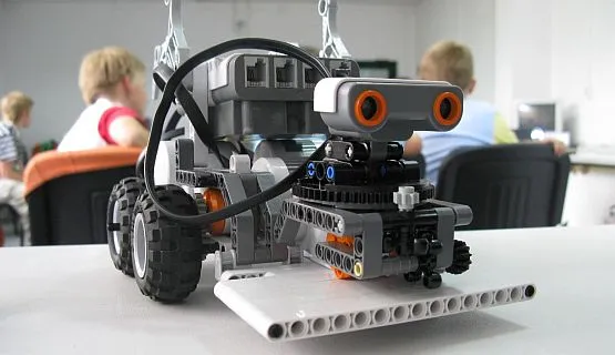 RoboCAMP to zajęcia z robotyki i informatyki, podczas których dzieci w wieku szkolnym i gimnazjalnym poznają podstawy konstrukcji maszyn oraz techniki.