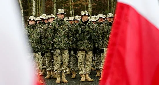 Polscy żołnierze przed wylotem do Iraku - na wojnie można najlepiej zarobić, ale też wszystko stracić.